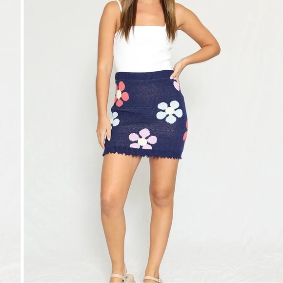 New Miss Sparkling blue flower knit mini skirt small med and large - Picture 3 of 3
